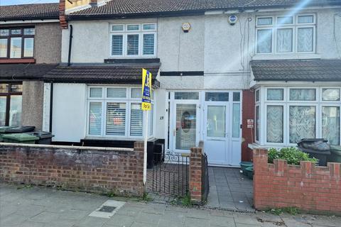2 bed property, in Southend Lane, £435,000