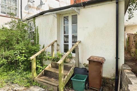 2 bed property, in Angel Hill, £55,000