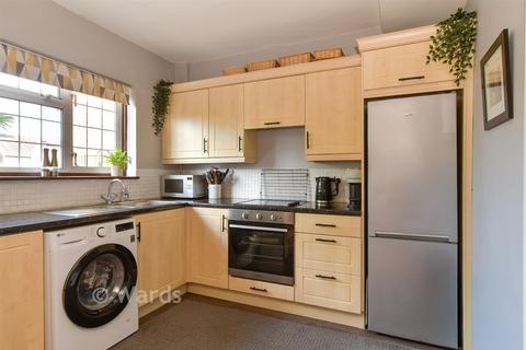 3 bed property, in The Fairway, £425,000