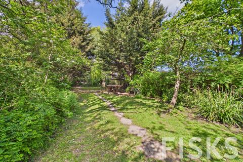 3 bed property, in London Road, £475,000