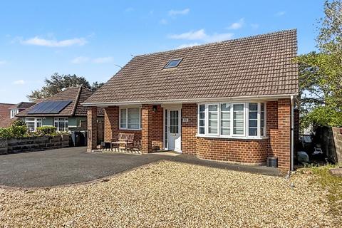 4 bed property, in Hillcrest Road, £575,000