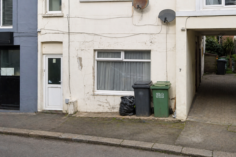 1 bed property, in Hughenden Road, £68,000