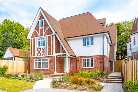 3 bed property, in Meyrick Park Crescent, £699,950