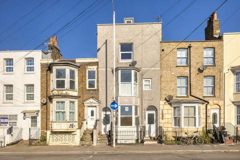 2 bed property, in Hardres Street, £165,000