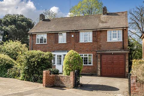 4 bed property, in Sunbury-On-Thames, £850,000