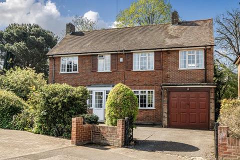 4 bed property, in Pine Wood, £800,000