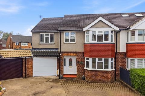 5 bed property, in Grenville Close, £700,000