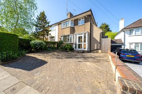 3 bed property, in Dickens Close, £850,000