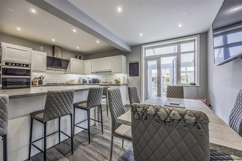 3 bed property, in Dover Road, £280,000