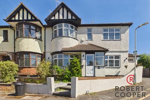 5 bed property, in Linden Close, £700,000