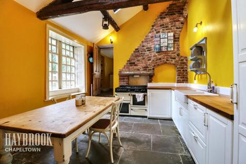 2 bed property, in Cowley Manor Cottage, £325,000