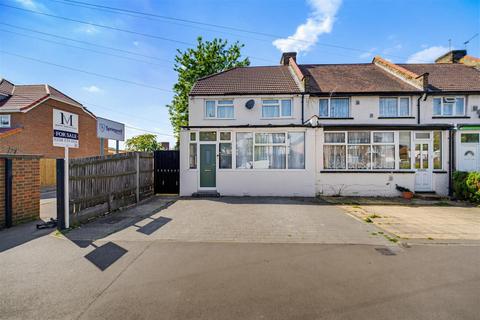 3 bed property, in Vicarage Farm Road, £575,000