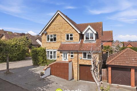 4 bed property, in Goldcrest Close, £450,000