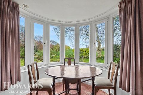 3 bed property, in Hall Road, £500,000