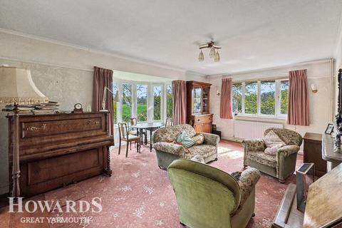 3 bed property, in Hall Road, £500,000