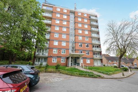 2 bed property, in Bushwood Road, £90,000
