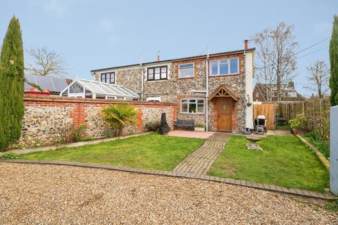2 bed property, in South Green, £300,000