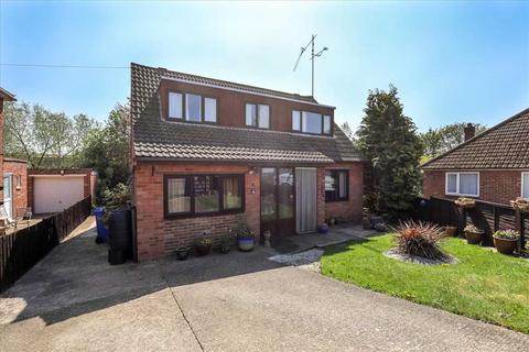 4 bed property, in Ensleigh Close, £325,000