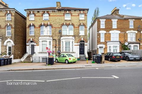 2 bed property, in Selhurst Road, £175,000