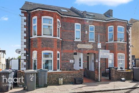 2 bed property, in Clarendon Road, £140,000