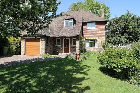 3 bed property, in St James Close, £695,000