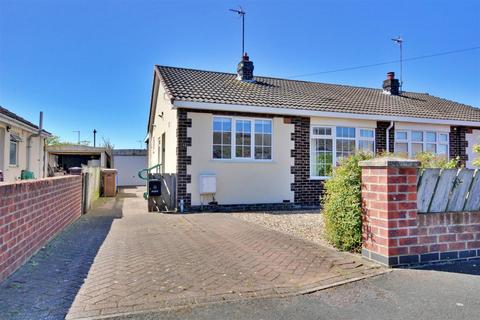 2 bed property, in South Parade, £199,950