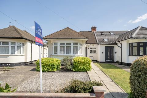 2 bed property, in Pavilion Way, £530,000