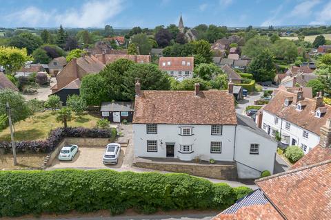 4 bed property, in High Street, £900,000