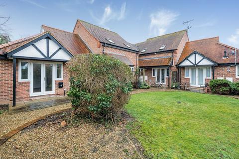2 bed property, in Park Court, £240,000