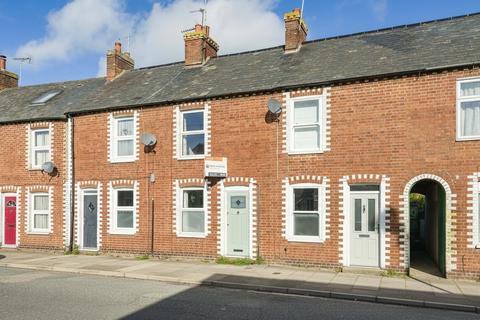 2 bed property, in Chinnor Road, £325,000