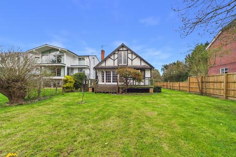 2 bed property, in Riverside, £625,000