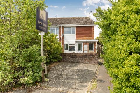 1 bed property, in Woodlands Road, £115,000