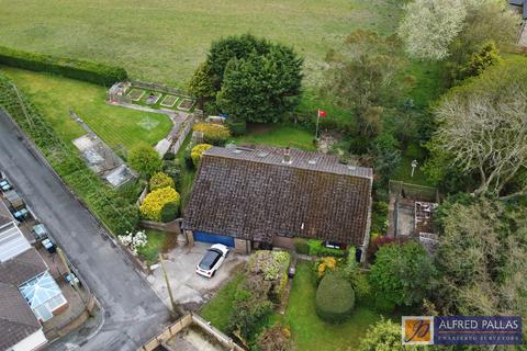 5 bed property, in The Chestnuts, £450,000
