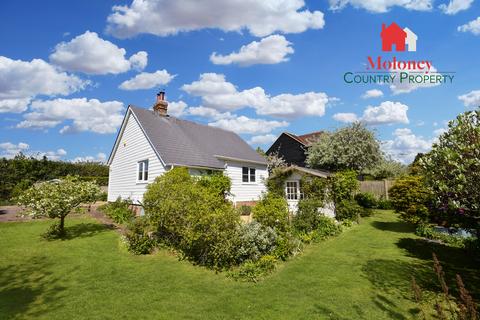2 bed property, in Iden Green, £435,000