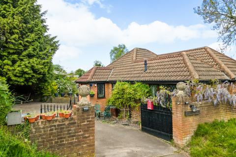 2 bed property, in Bell Lane, £585,000