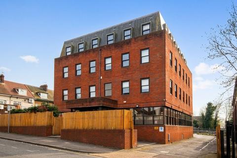2 bed property, in Cavendish Avenue, £375,000