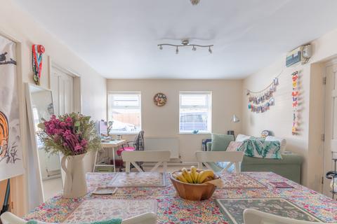 1 bed property, in Westbury Park, £250,000