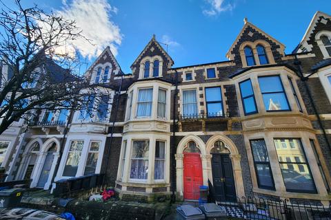 2 bed property, in Connaught Road, £150,000