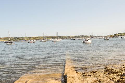 1 bed property, in Mylor, £340,000
