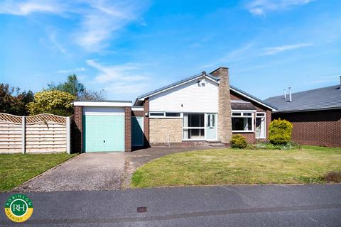 3 bed property, in The Oval, £365,000