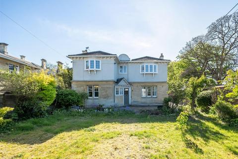 3 bed property, in Hilperton Road, £400,000