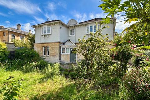 3 bed property, in Hilperton Road, £400,000