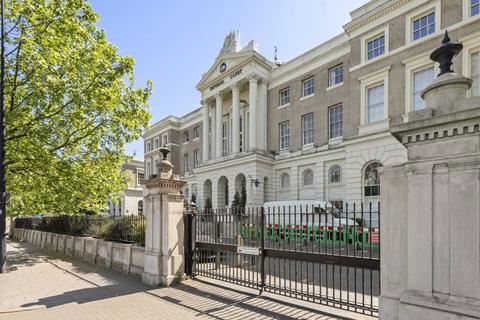 3 bed property, in Kennington Lane, £800,000