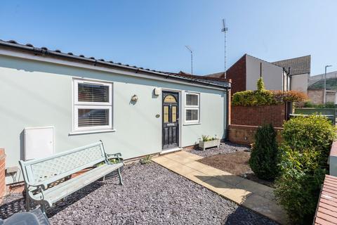 2 bed property, in Sussex Road, £190,000