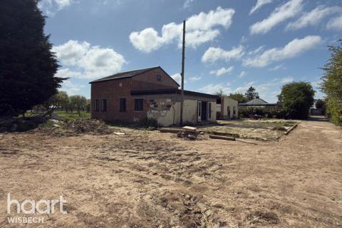 3 bed property, in Mays Lane, £320,000