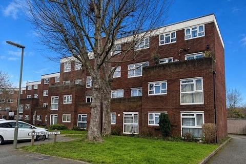 1 bed property, in Leatherhead KT22, £120,000