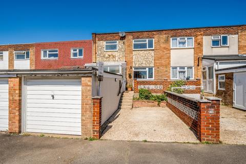 3 bed property, in Tyrrel Lawn, £270,000