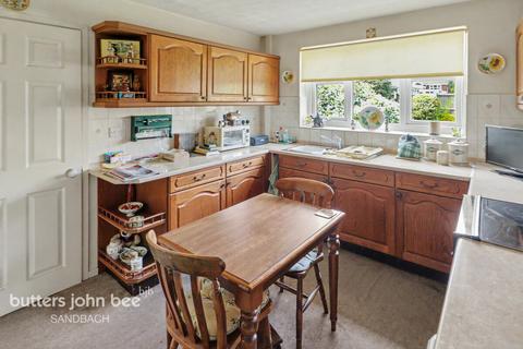4 bed property, in Raven Close, £350,000