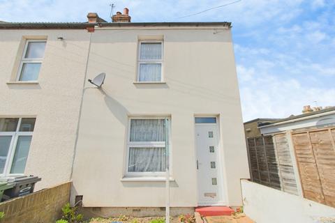 2 bed property, in Wellington Road, £325,000