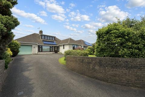 3 bed property, in Pembroke Road, £365,000